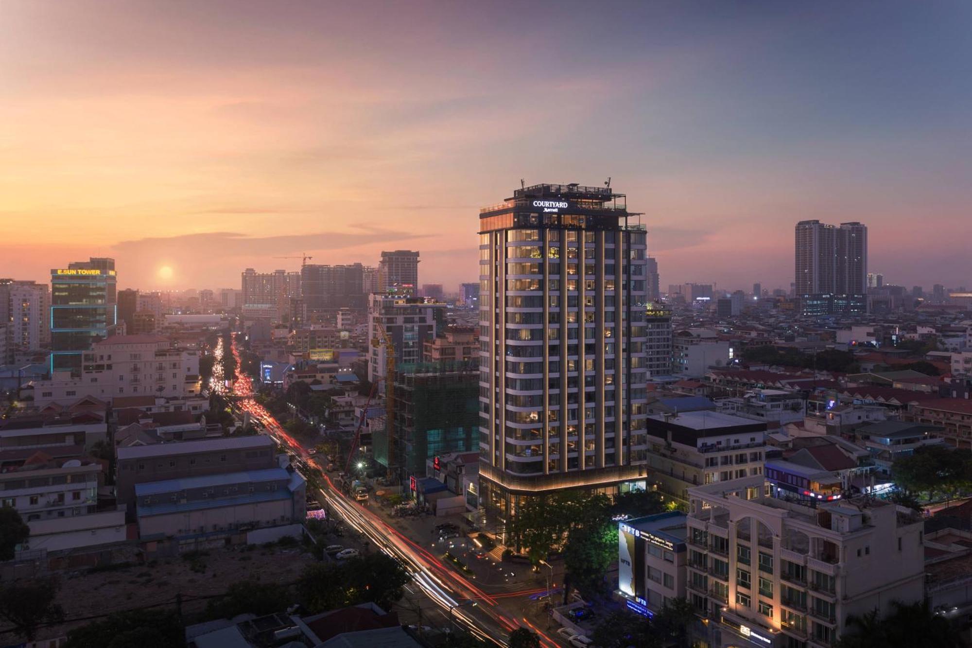 Hotel Courtyard By Marriott Phnom Penh Esterno foto