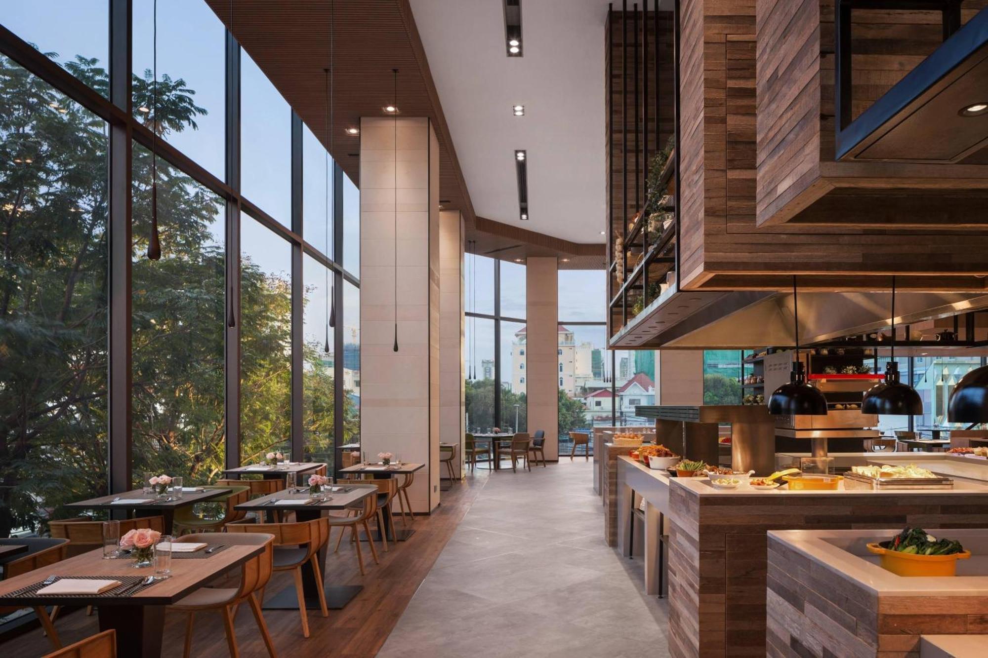 Hotel Courtyard By Marriott Phnom Penh Esterno foto