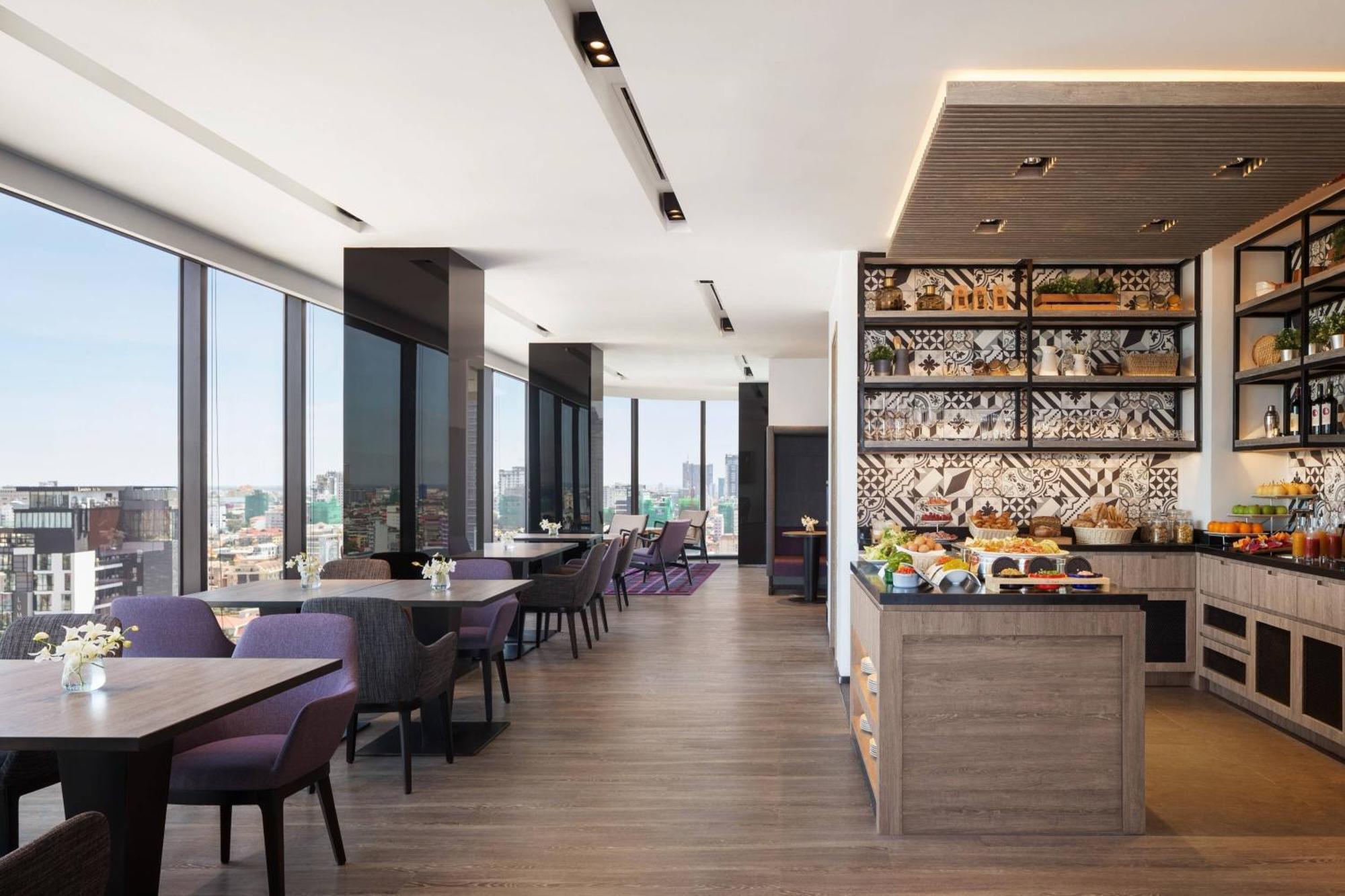 Hotel Courtyard By Marriott Phnom Penh Esterno foto