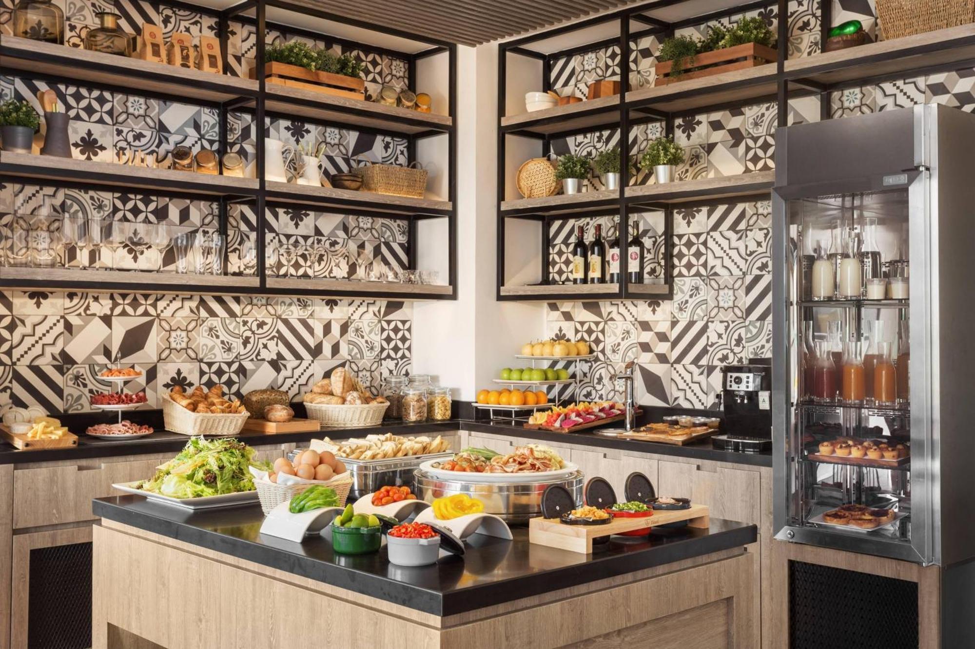 Hotel Courtyard By Marriott Phnom Penh Esterno foto