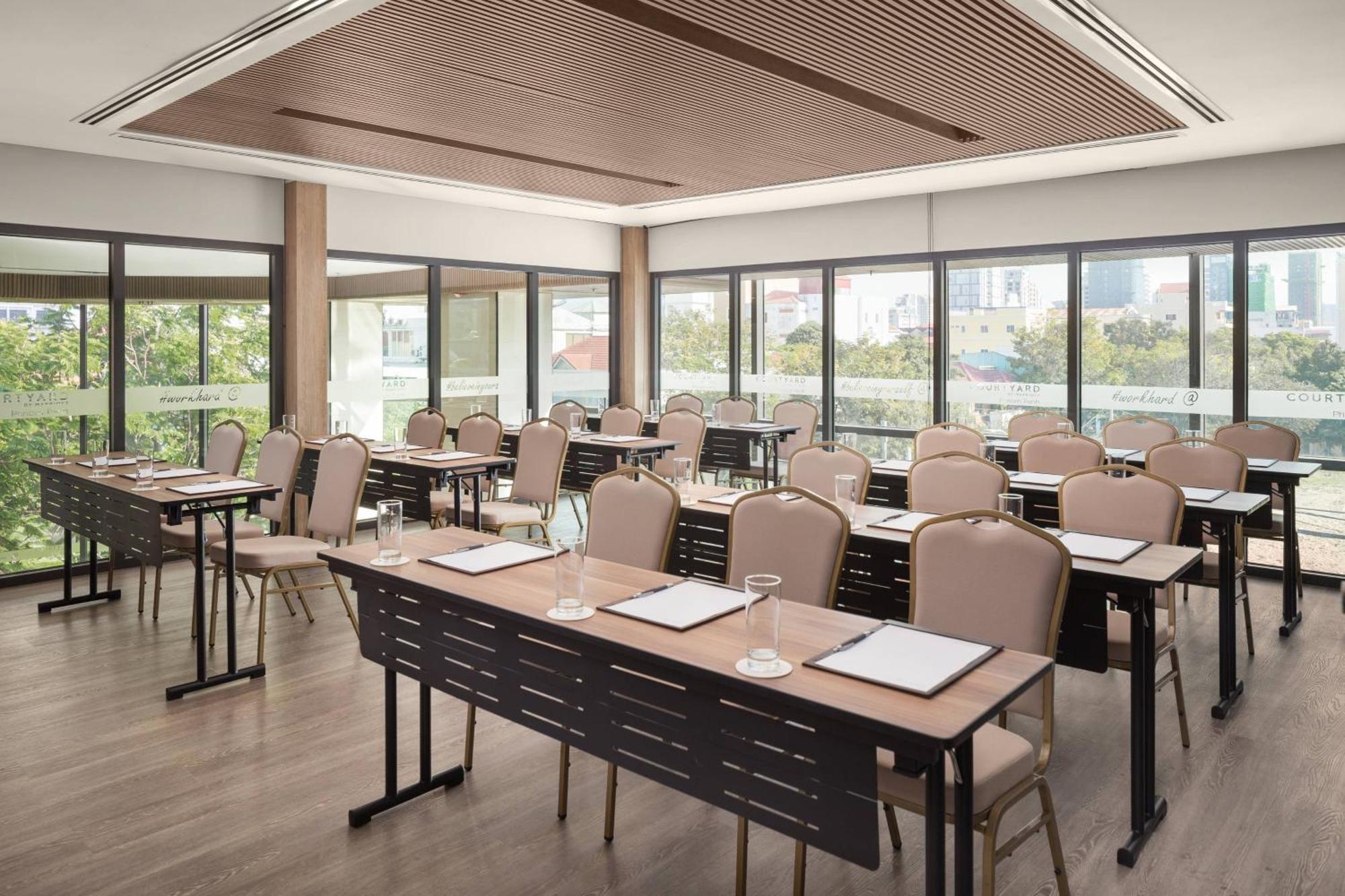 Hotel Courtyard By Marriott Phnom Penh Esterno foto